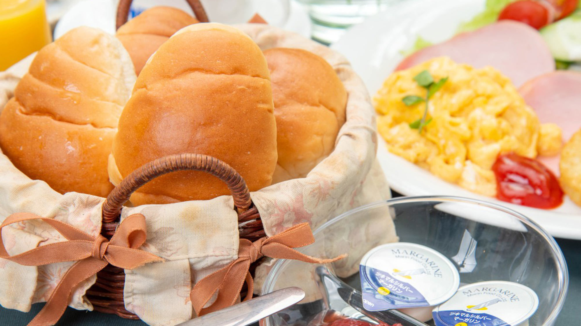 *朝食／焼きたてのパンに自家製ジャムをたっぷりつけてどうぞ。