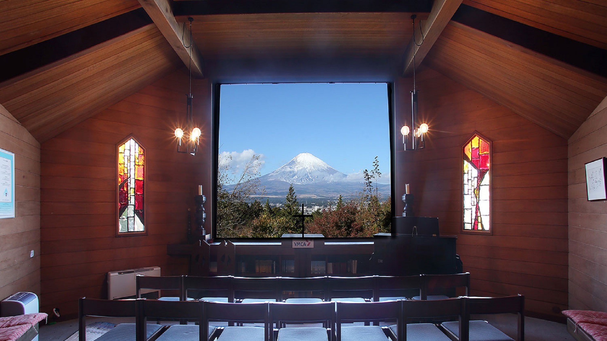 ・ステンドグラスが印象的な黙想館から富士山を望む