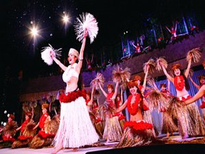 ハワイアンといえばフラガール♪一番の見どころは夜のフラダンスショー！！ＰＭ8：30〜9：30です