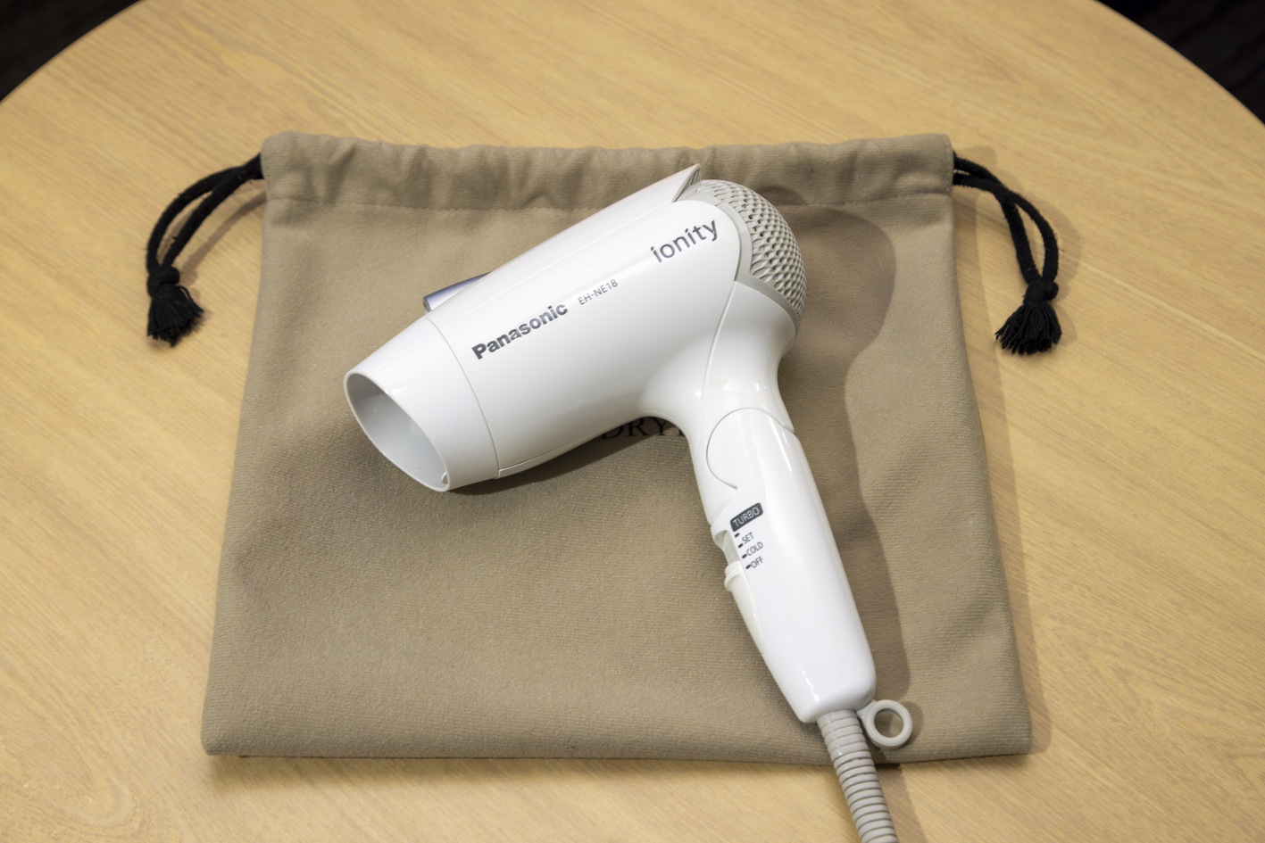 客室備え付けのドライヤーはポーチの中にあります。