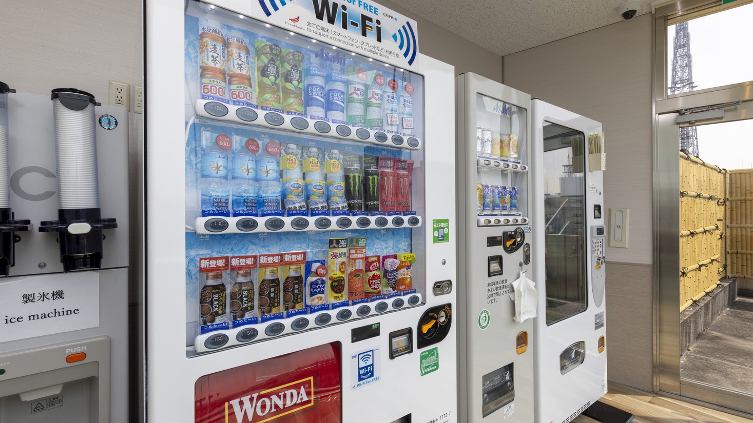 12Fラウンジに自販機・電子レンジ・製氷機がございます。