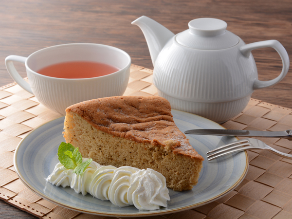 紅茶とシフォンケーキセット/カフェ