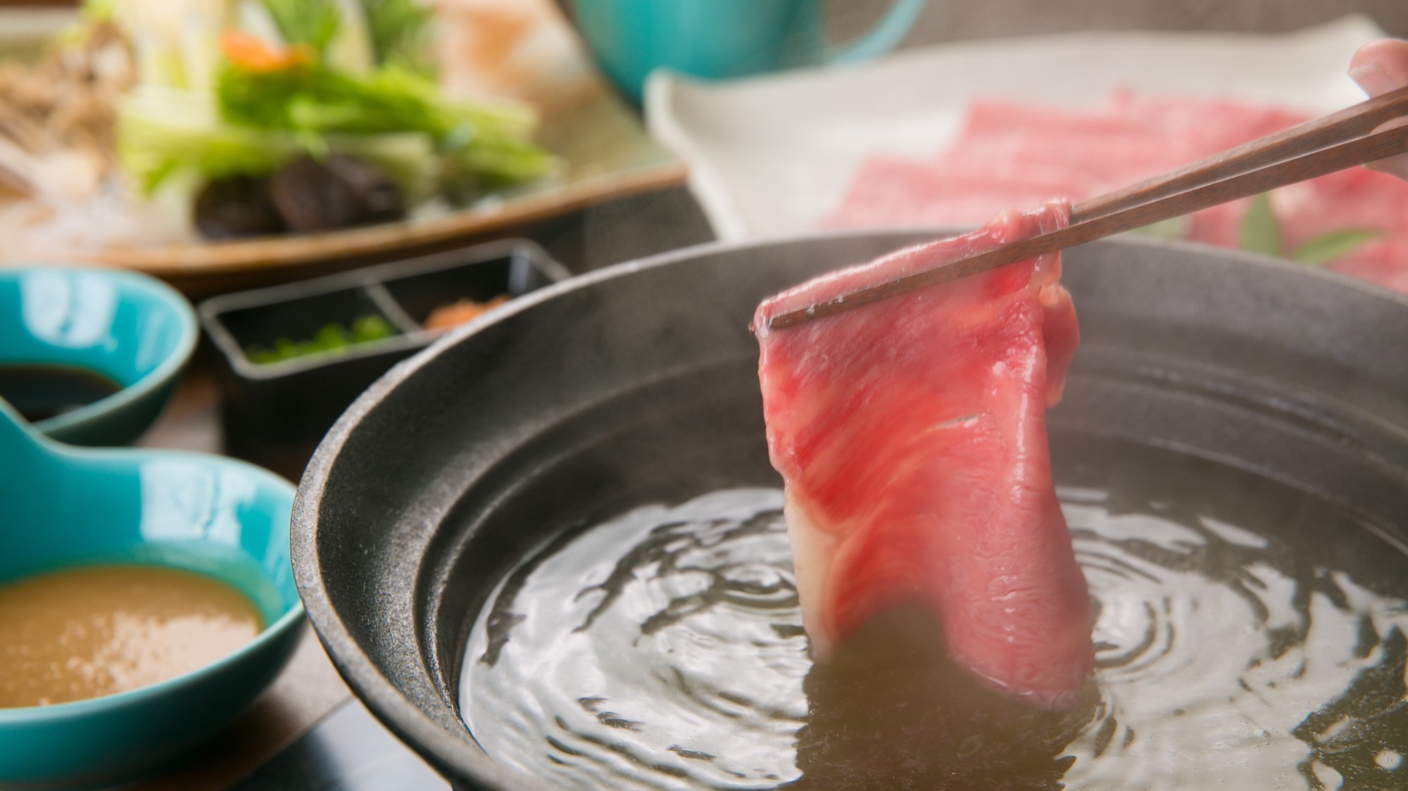 【選べるメイン料理】米沢牛のしゃぶしゃぶ例、旨味たっぷりのお肉を10時間煮込んだ牛骨スープにくぐらせ
