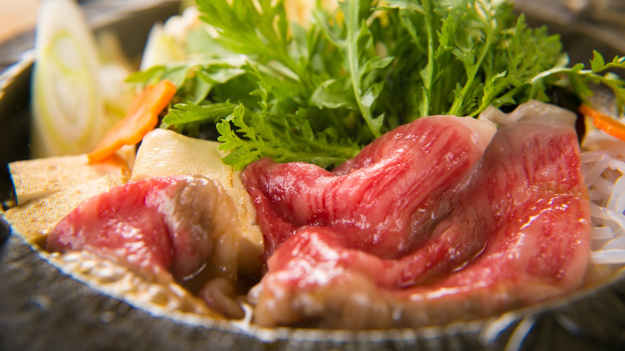 【選べるメイン料理】米沢牛すき焼き例、重すぎず見事な霜降りと赤みの味わいが調和し、白いご飯にぴったり