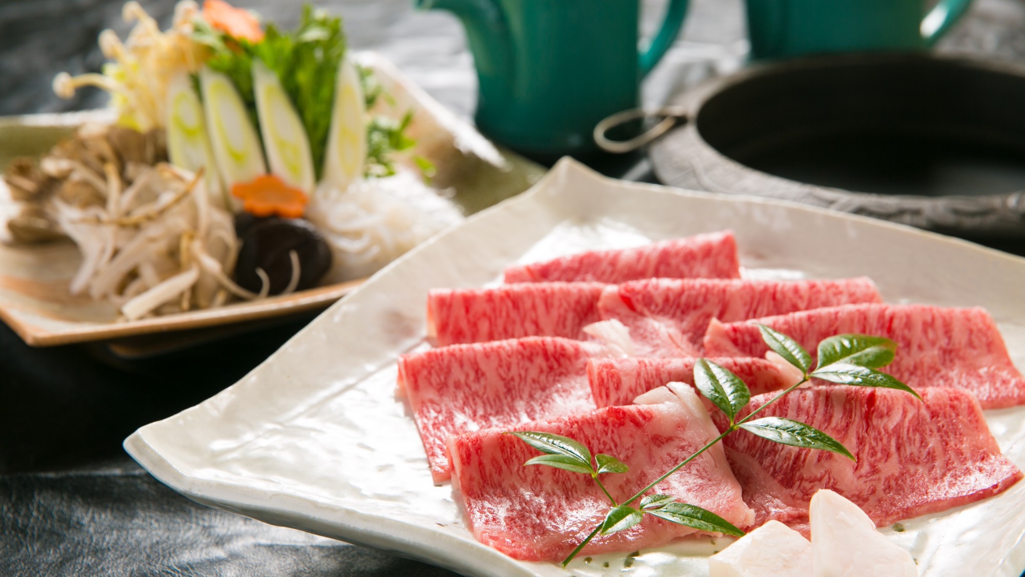 【選べるメイン料理】米沢牛すき焼き例、すみれ特性のタレで甘くとろけるお肉と野菜の味わいをどうぞ