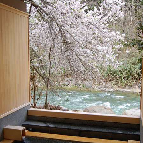 【貸切露天風呂木漏れ日の湯】春は満開の桜を愛でながら花見風呂。この美しい風景を二人で独占できる贅沢