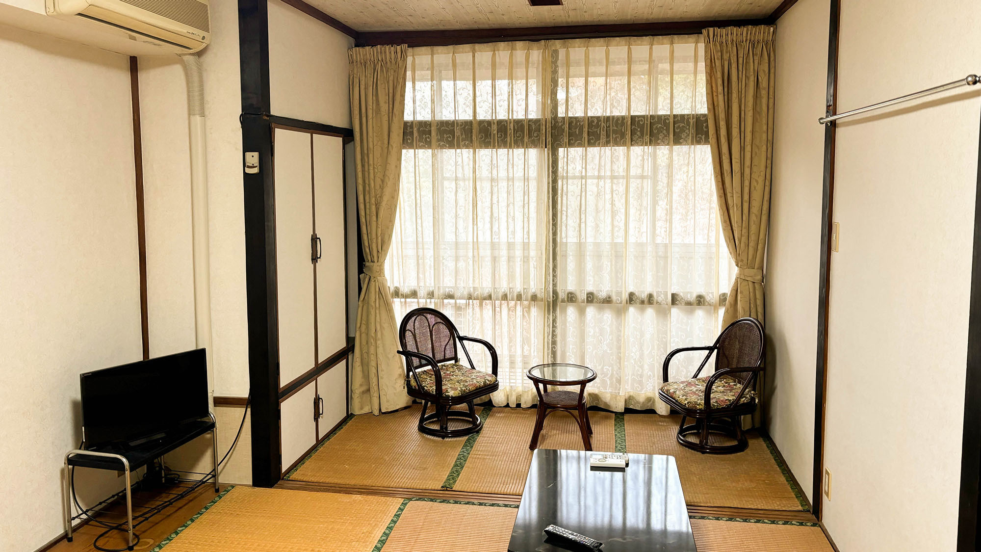 ・【和室7.5畳（簡易洋式）／306】お部屋からは山々を眺めることができます
