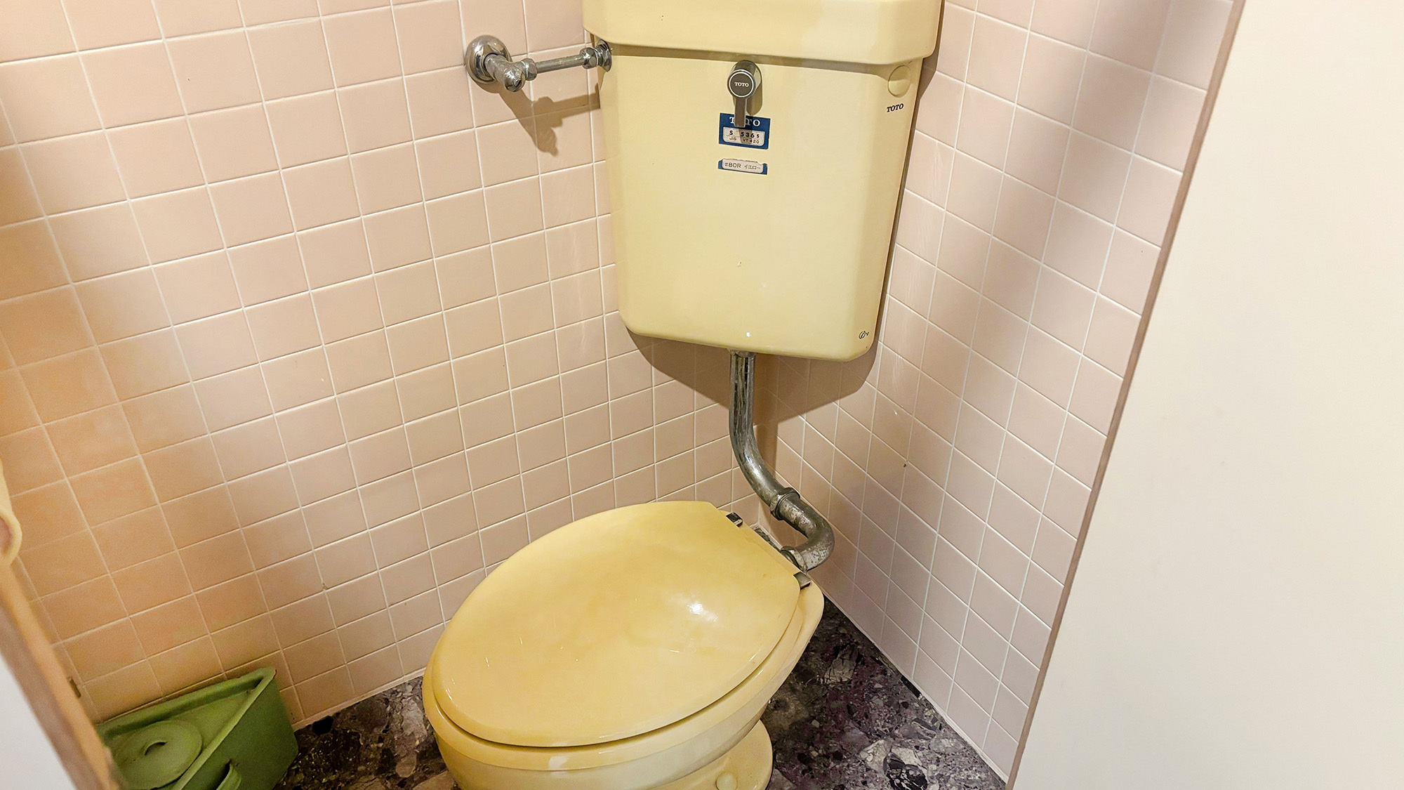 ・【共用トイレ】個室の洋式トイレがございます