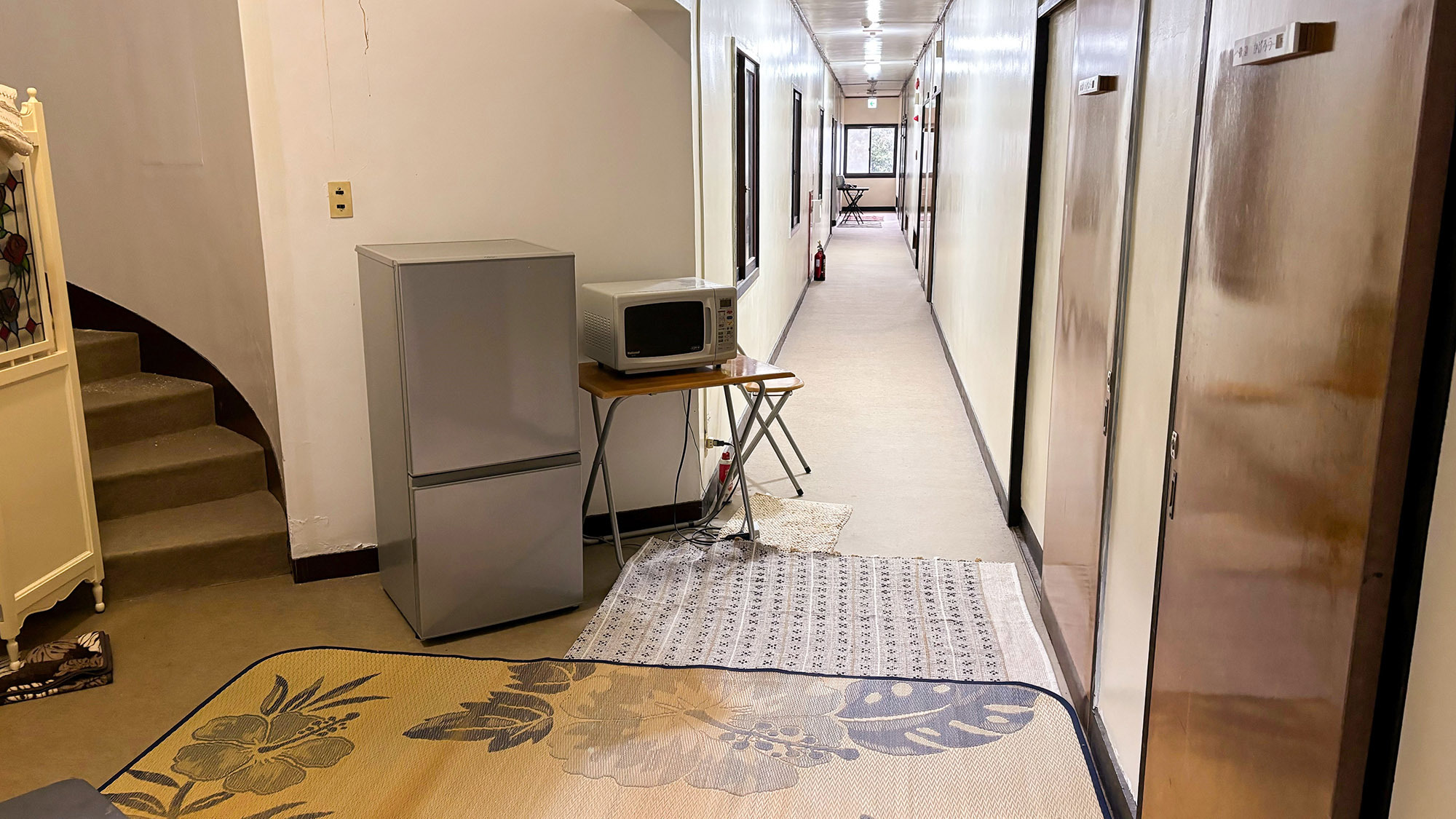 ・【廊下】廊下には電子レンジや冷蔵庫がございます。ご自由にお使いください