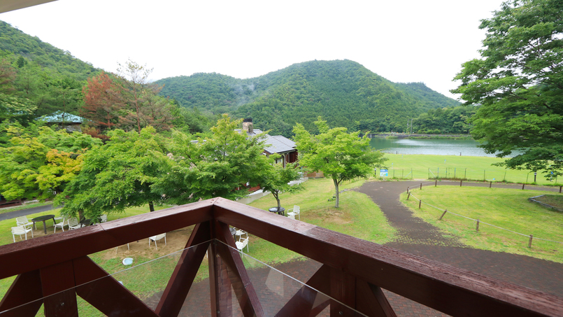 やしろの山々を一望できます【和室】