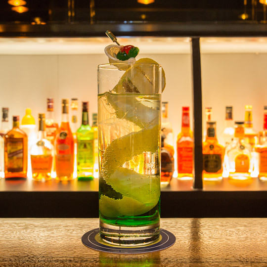 【13階ルーフトップバー&テラスG】オシャレなカクテルを片手に新宿の夜景をご堪能ください。