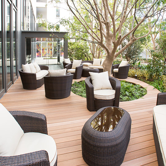 【1階ライブカフェG】全面に広がるガーデンテラス席も是非ご利用ください。