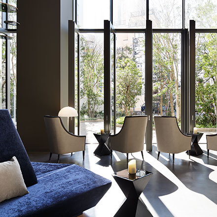 【1階ラウンジ】日当たりの良い広々としたラウンジ。