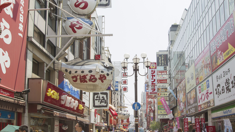 周辺施設：「道頓堀」大阪ミナミを象徴する有名な観光地。様々な大阪名物を堪能できます。