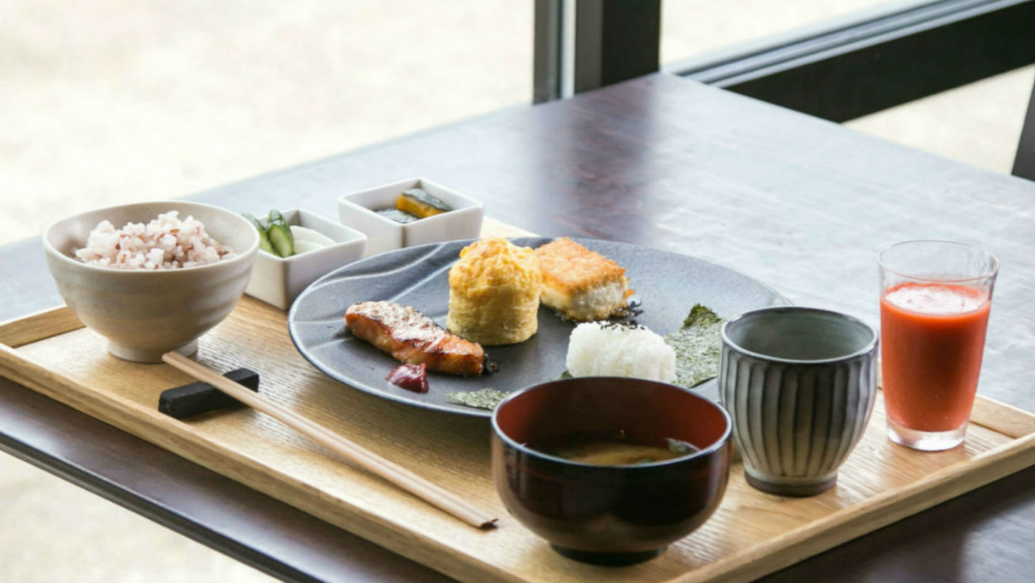 朝食には、新鮮な野菜やお魚、つやつやのごはんなど、厳選された食材と健康に配慮したお食事を。