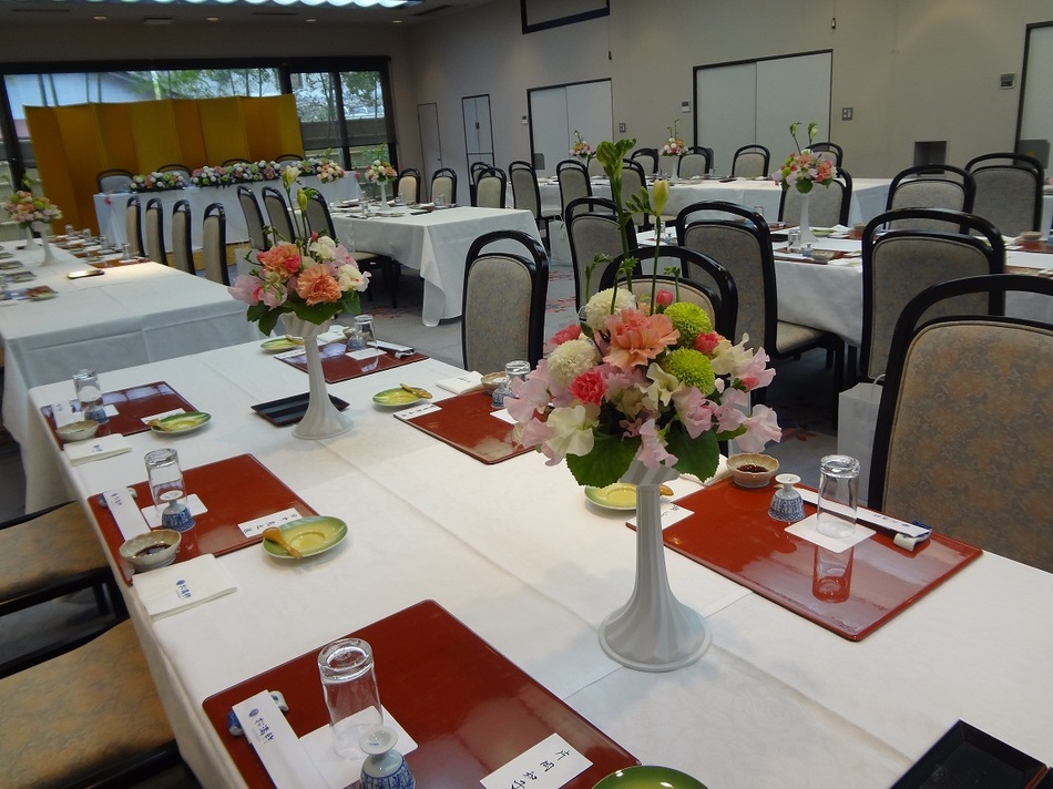 華やかな洋間での会食です