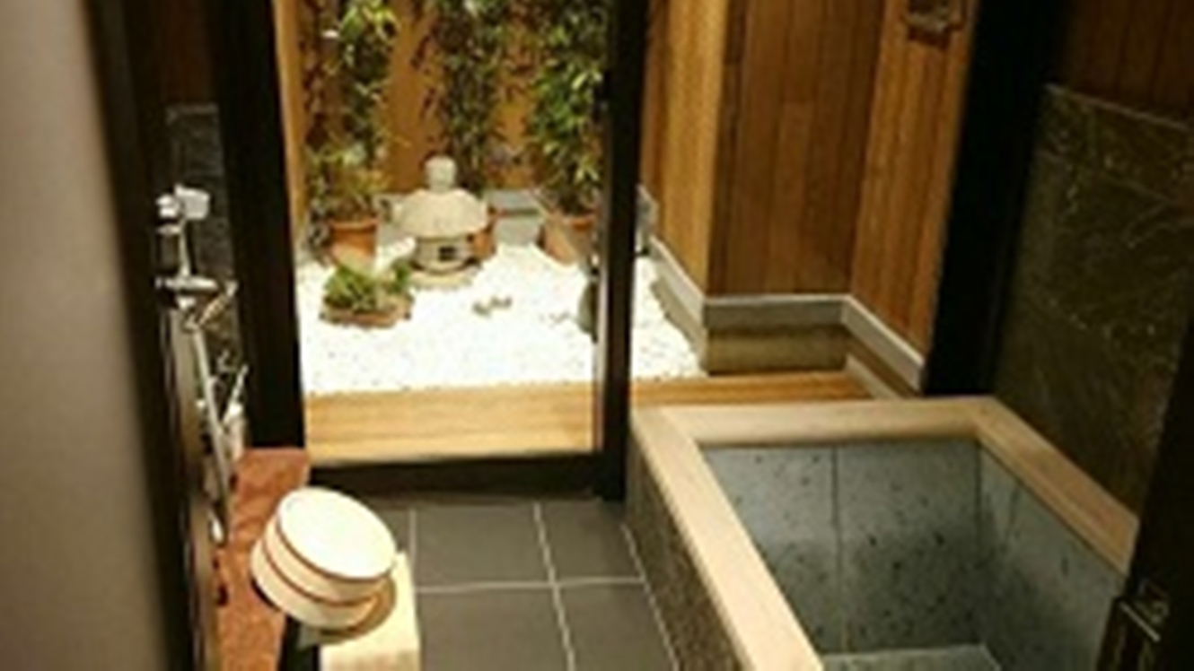 *【新館客室お風呂】新館客室には石造りのお風呂が。散策の疲れをお湯に流してゆったりと。