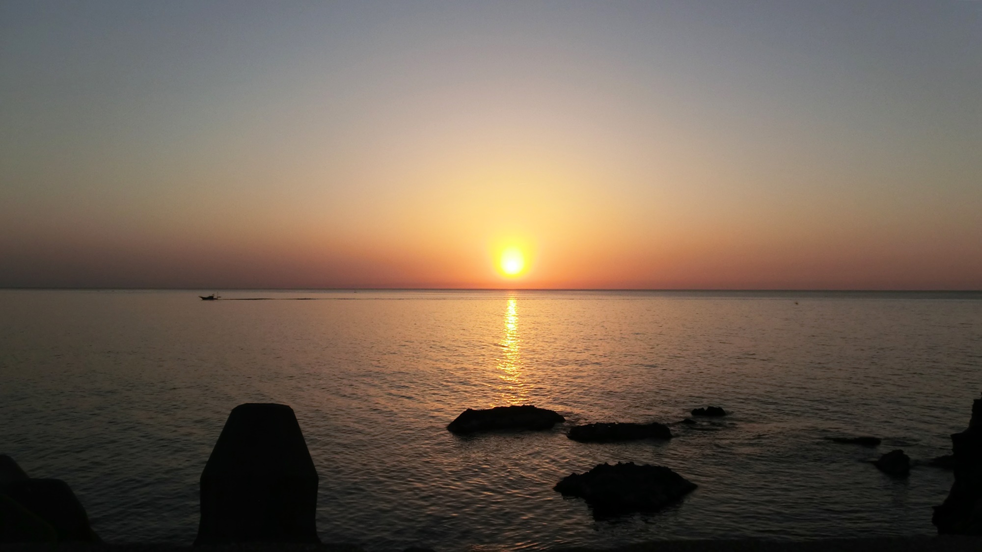*周辺景観/日本海に沈む夕日。日本海随一の奇勝地「東尋坊」も近くにあります。