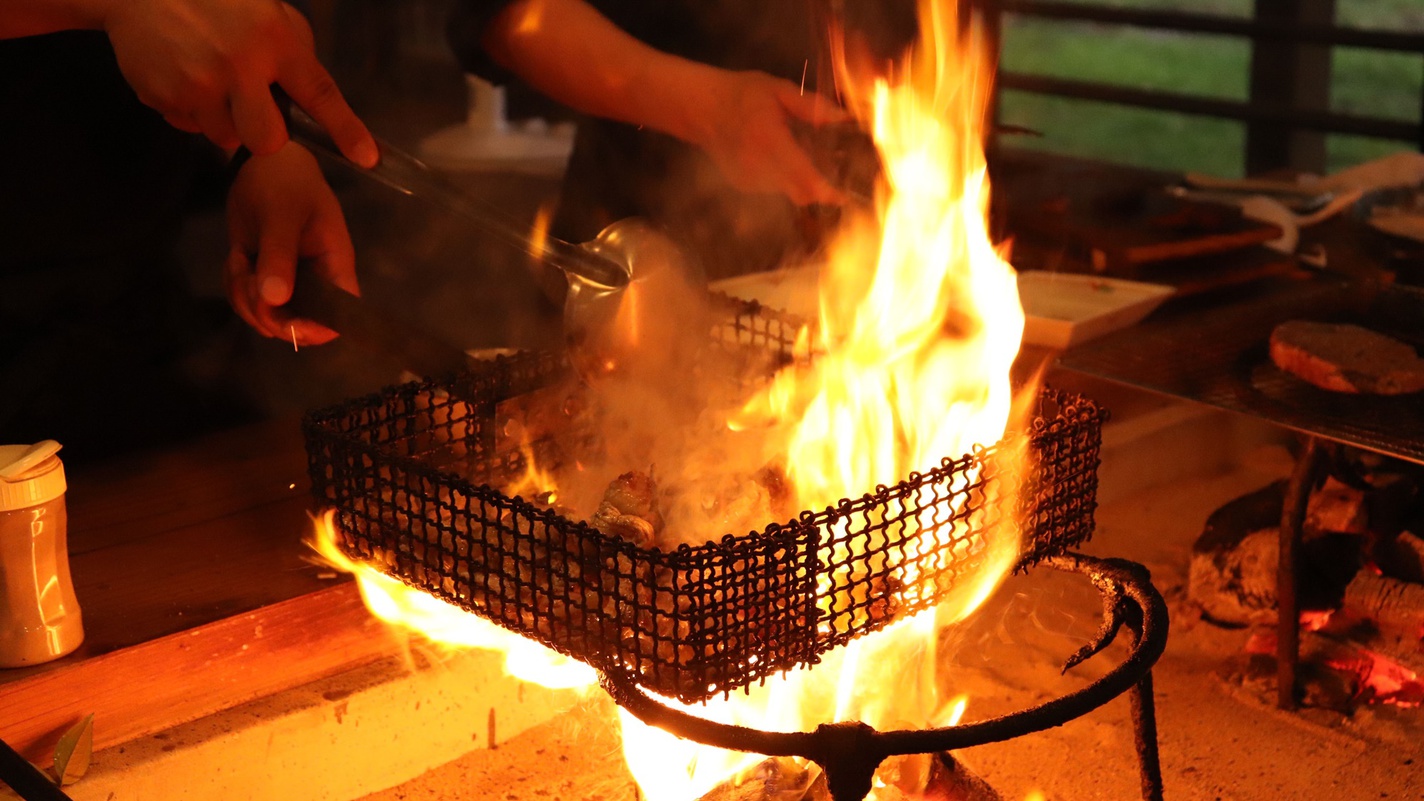 【囲炉裏スペシャルグルメ一例】囲炉裏を使って炭火料理。