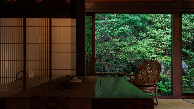 ラウンジ「サロン上段」桃山時代に築庭された林泉庭園の眺め