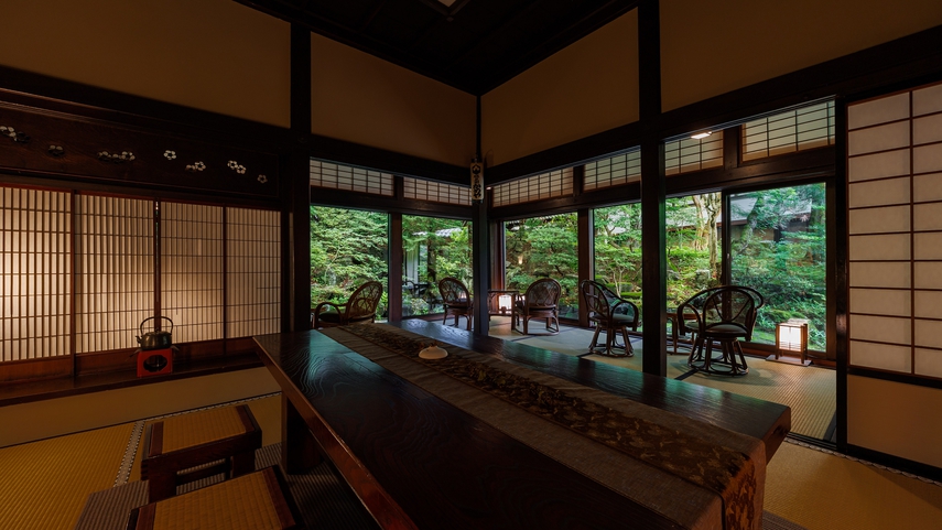 ラウンジ「サロン上段」桃山時代に築庭された林泉庭園の眺め