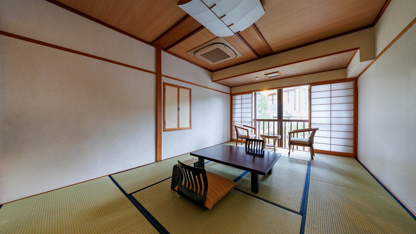 【皐月】本館和室8畳／情緒ある諏訪大社の杜を望む