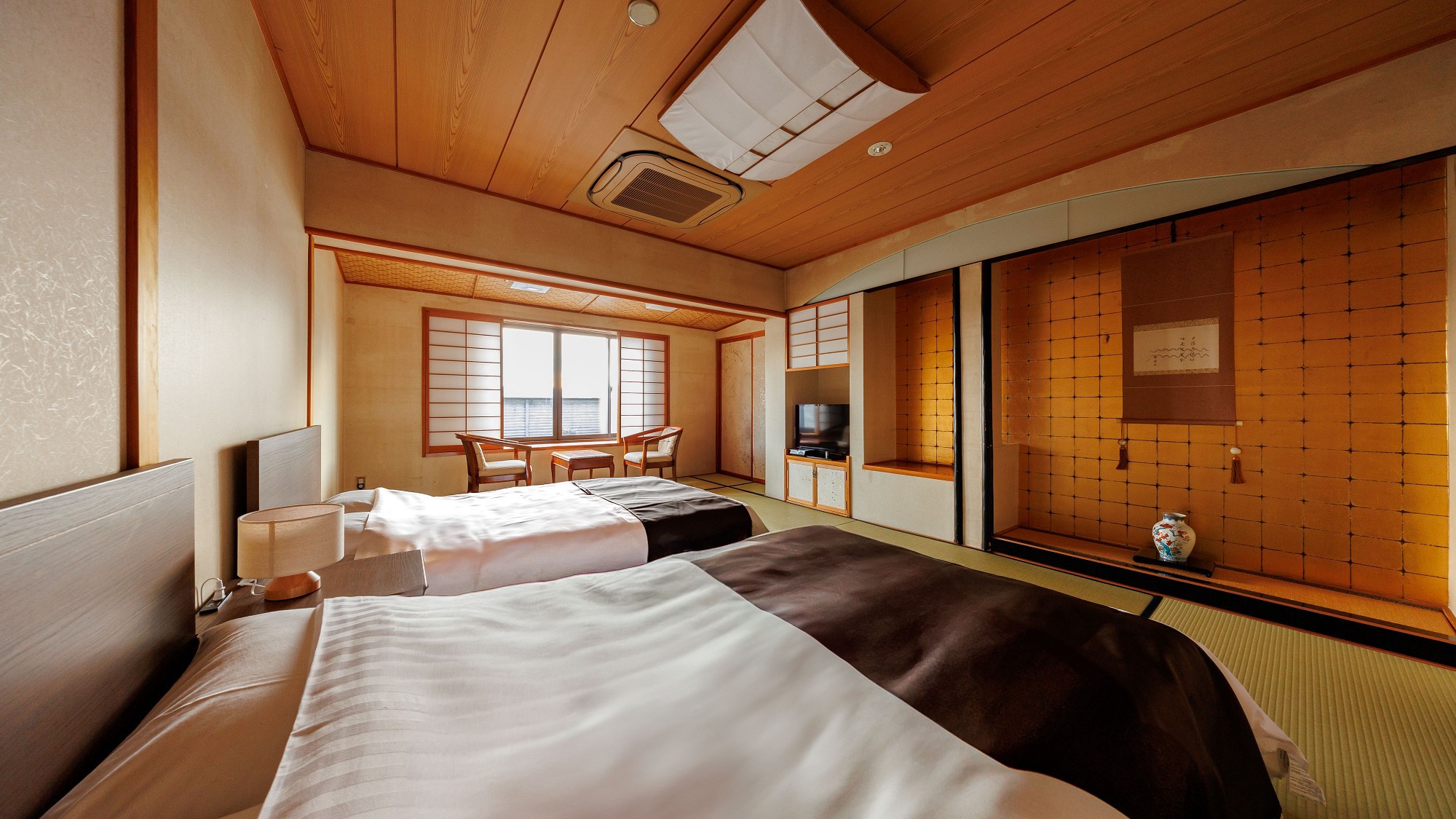 【花水木】本館和室10畳ツインベッド／下諏訪の街並みを望む