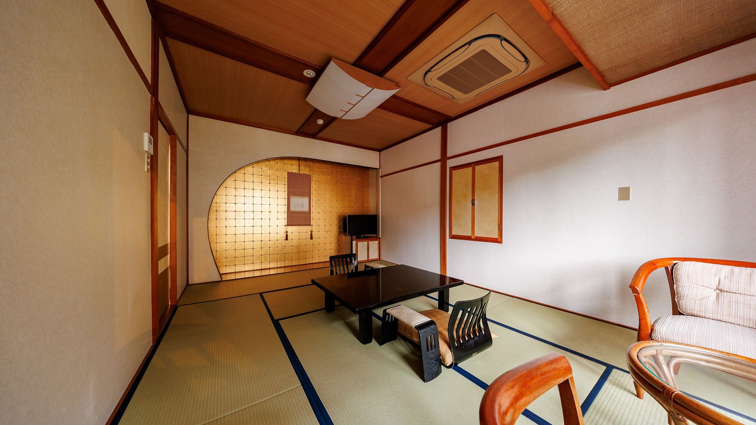 【皐月】本館和室8畳／情緒ある諏訪大社の杜を望む