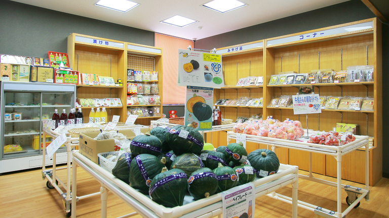 地元野菜や果物、特産品が並ぶ売店