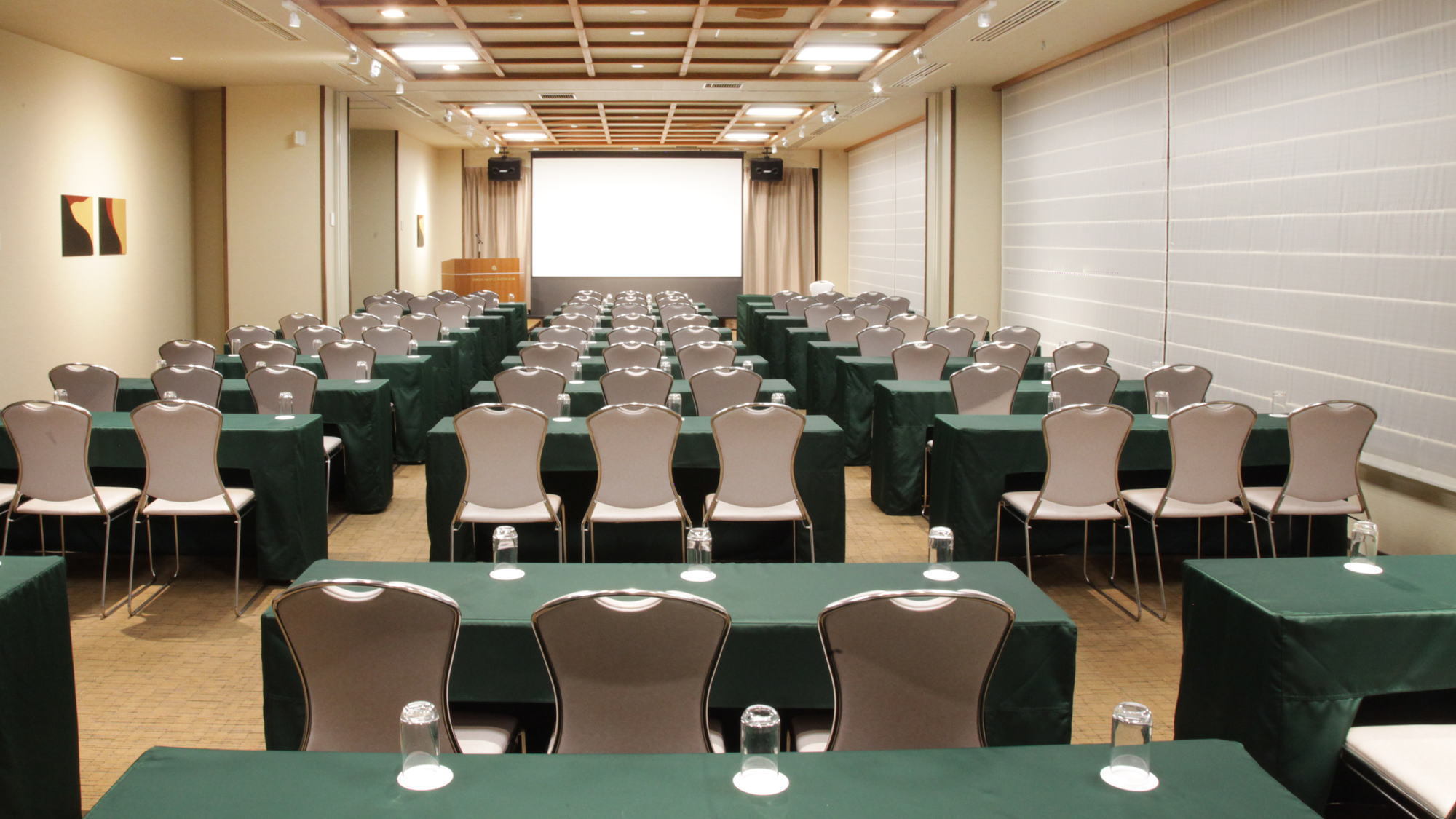 会議室／用途に合わせたテーブルレイアウトなど経験豊富なスタッフが各種会場準備をご対応致します。