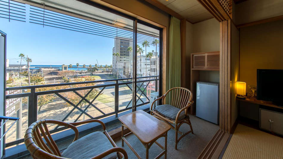 【海眺望和室１０畳】椅子に腰掛けてゆるりと流れる時を