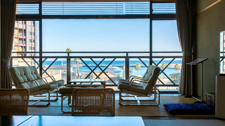 【海眺望和室１２畳】時間になれば初島運航船見れます