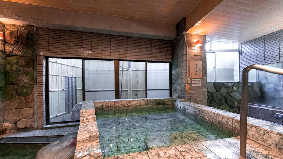 【男性大浴場】長湯もお楽しみいただけるよう、低温の湯もご用意しております。