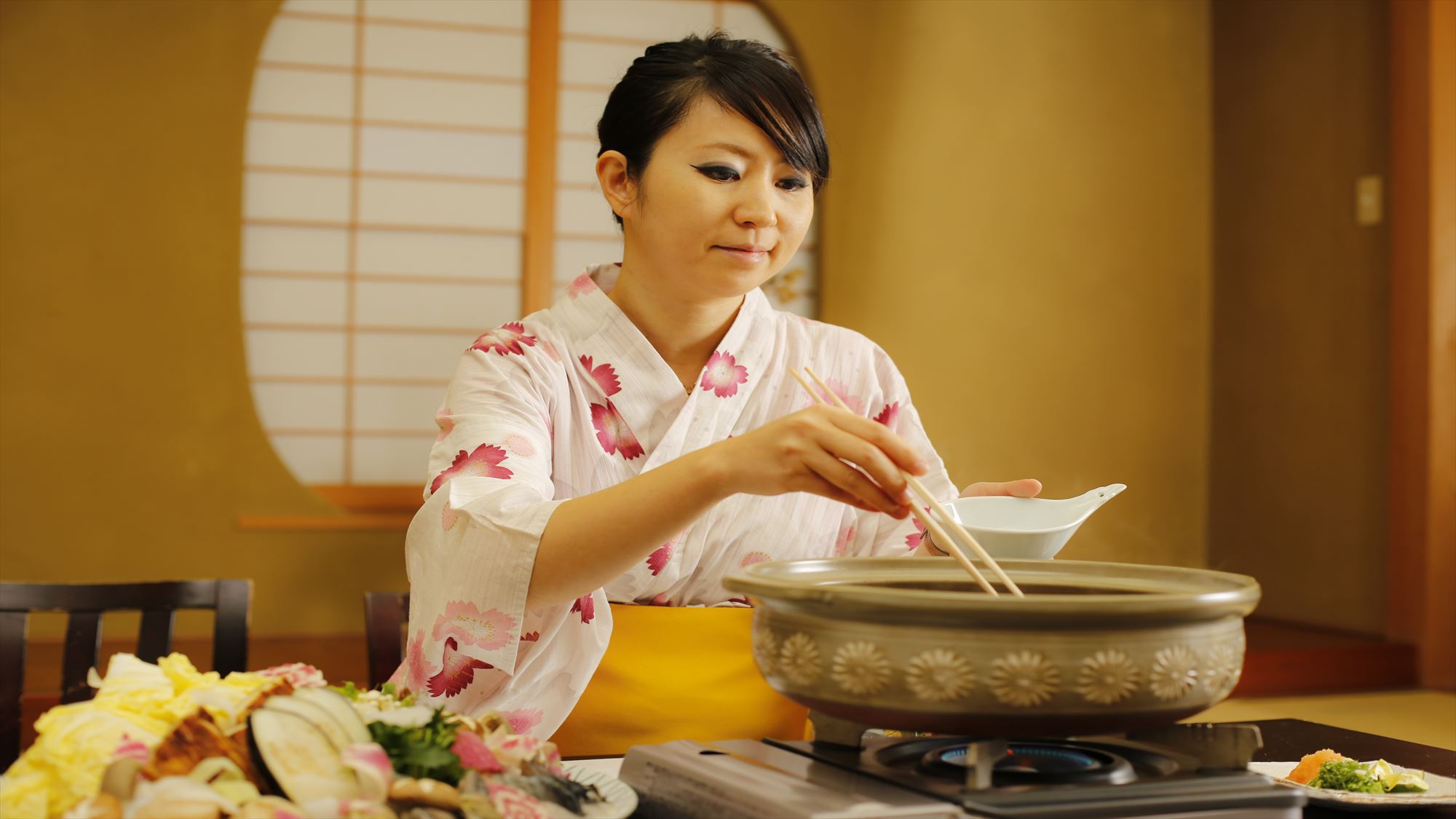 仲居さんが一品一品絶妙のタイミングでお食事をご提供