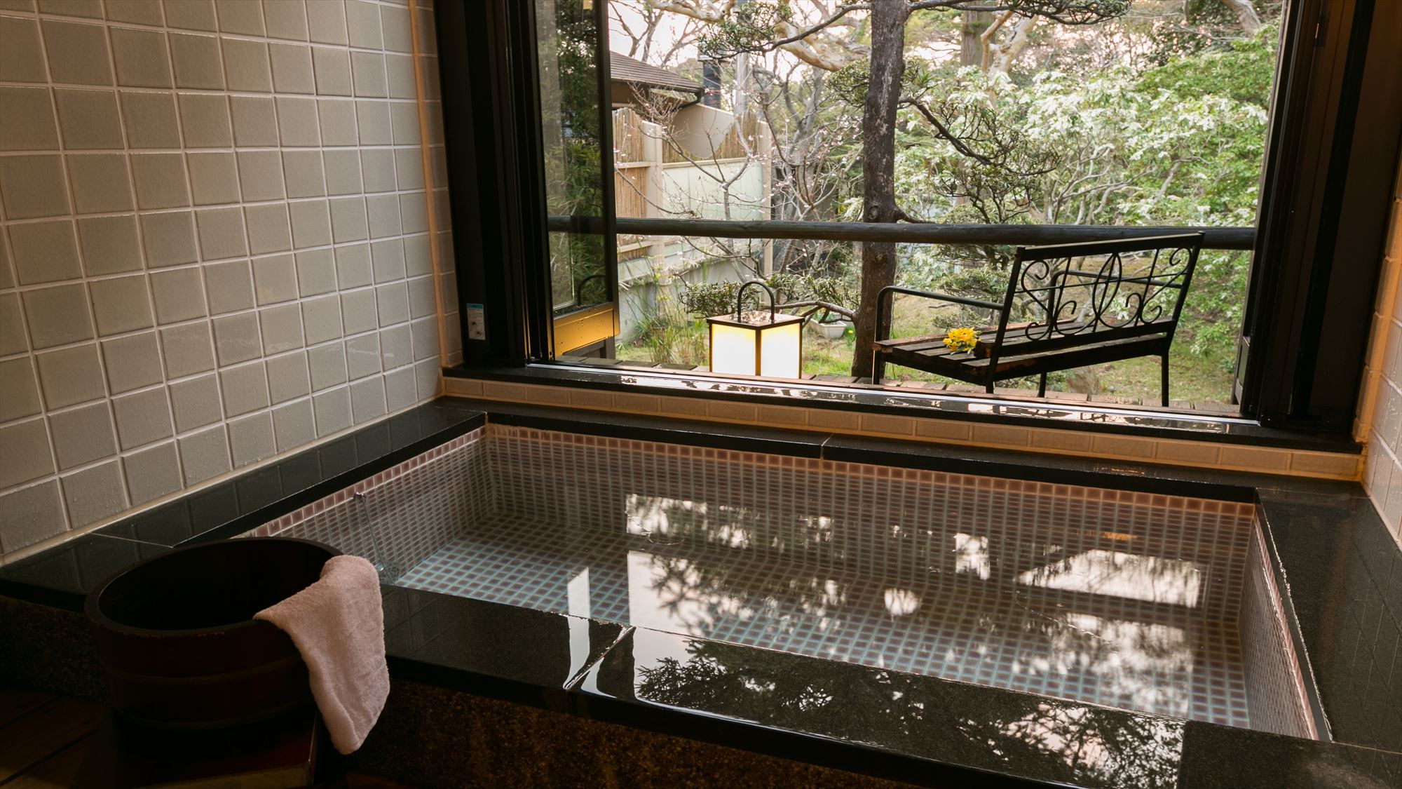 桜の間のお風呂は窓外に自然が広がり落ち着く造り