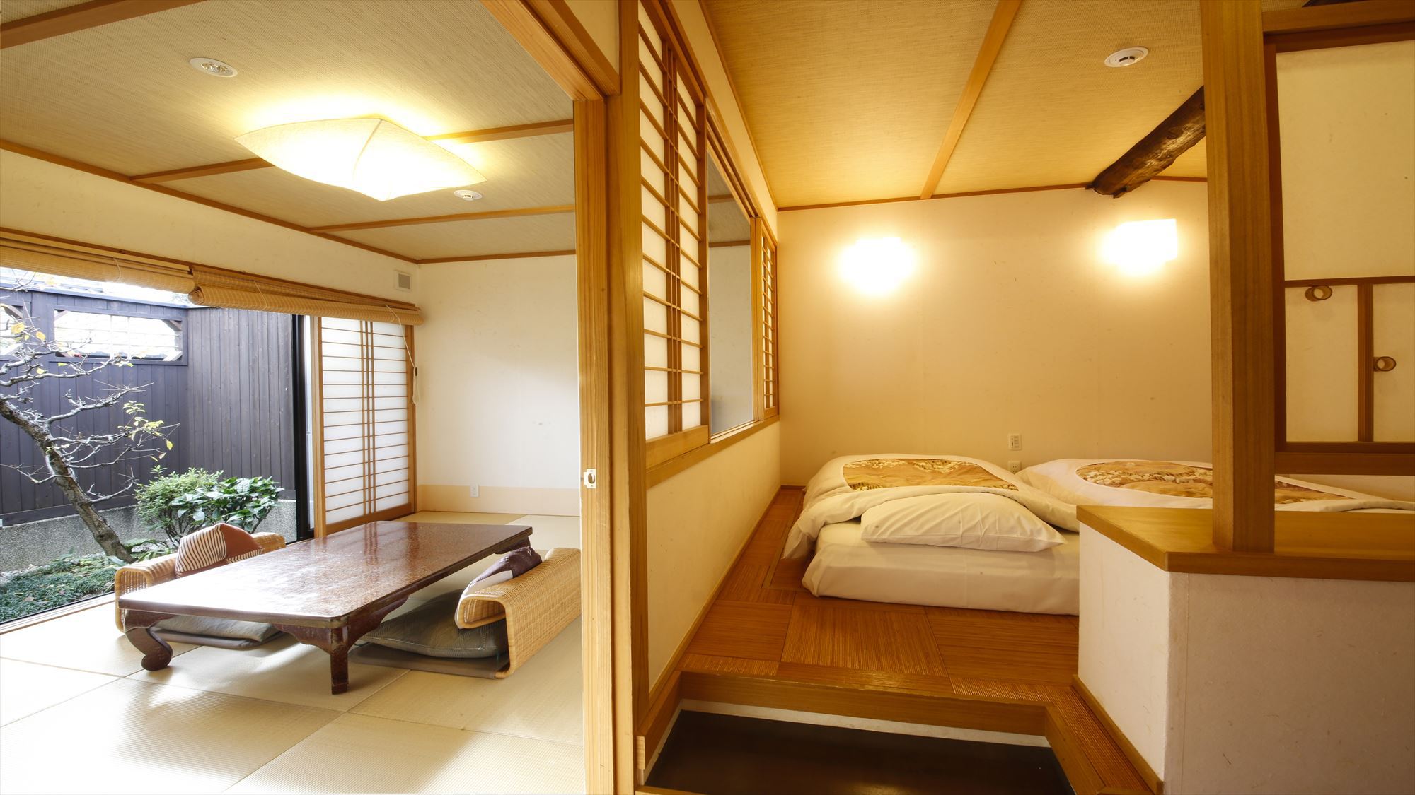 鹿鳴山荘梅 露天風呂付きのお部屋です。二間に分かれた12畳のお部屋です