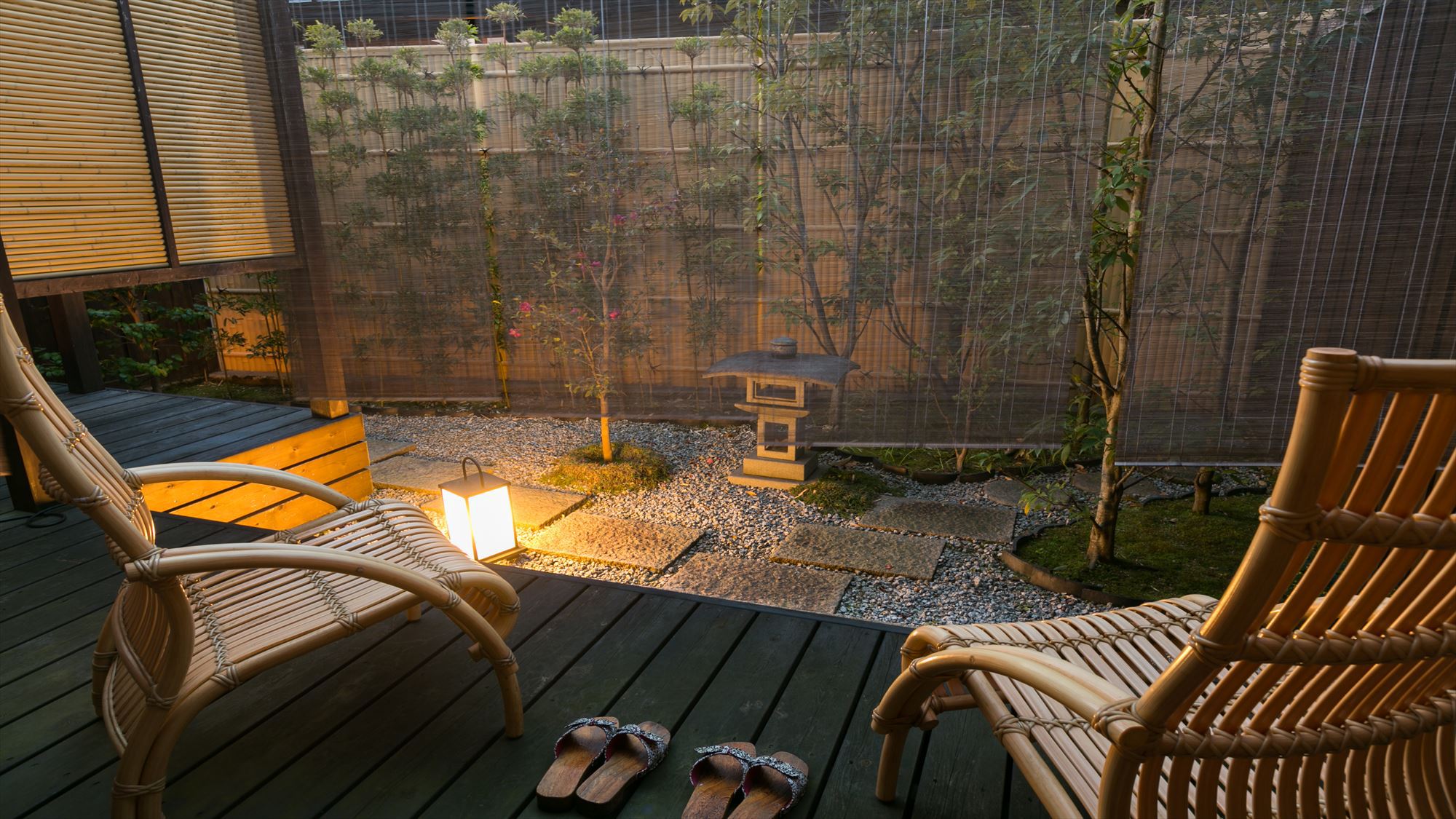 露天風呂付き客室【竹】のお部屋庭に面したデッキで夕涼み