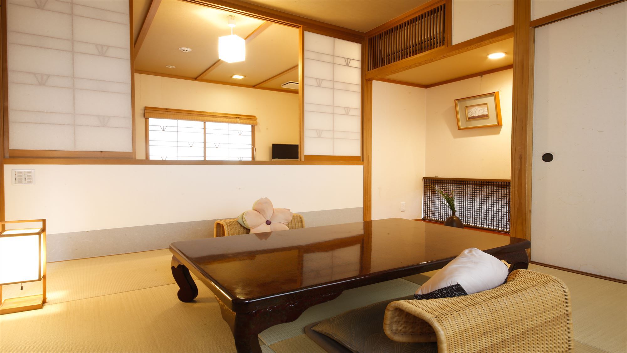 鹿鳴山荘【松】の間、寝室の寛ぎスペースがセパレートのなったお部屋です