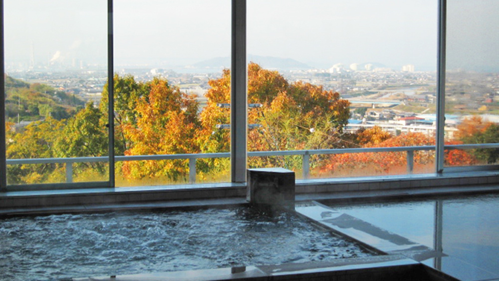 *【大浴場】高台から眺める瀬戸内の景色は昼間も楽しめます♪