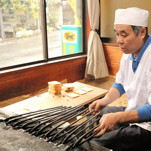 磯部温泉名物「磯部せんべい」は温泉街で手焼きしているところが見られます