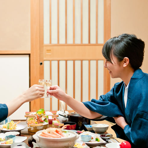 お食事風景食前酒で乾杯！