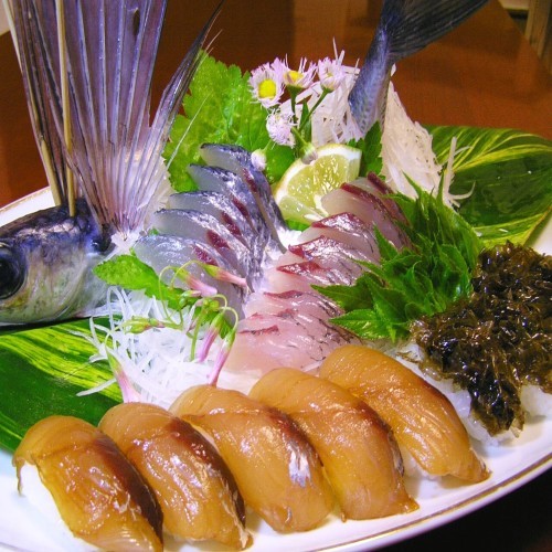 トビウオの刺身と島寿司
