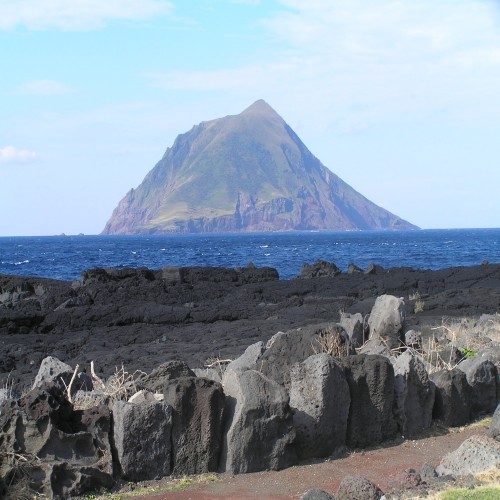 南原千畳敷海岸から望む八丈小島