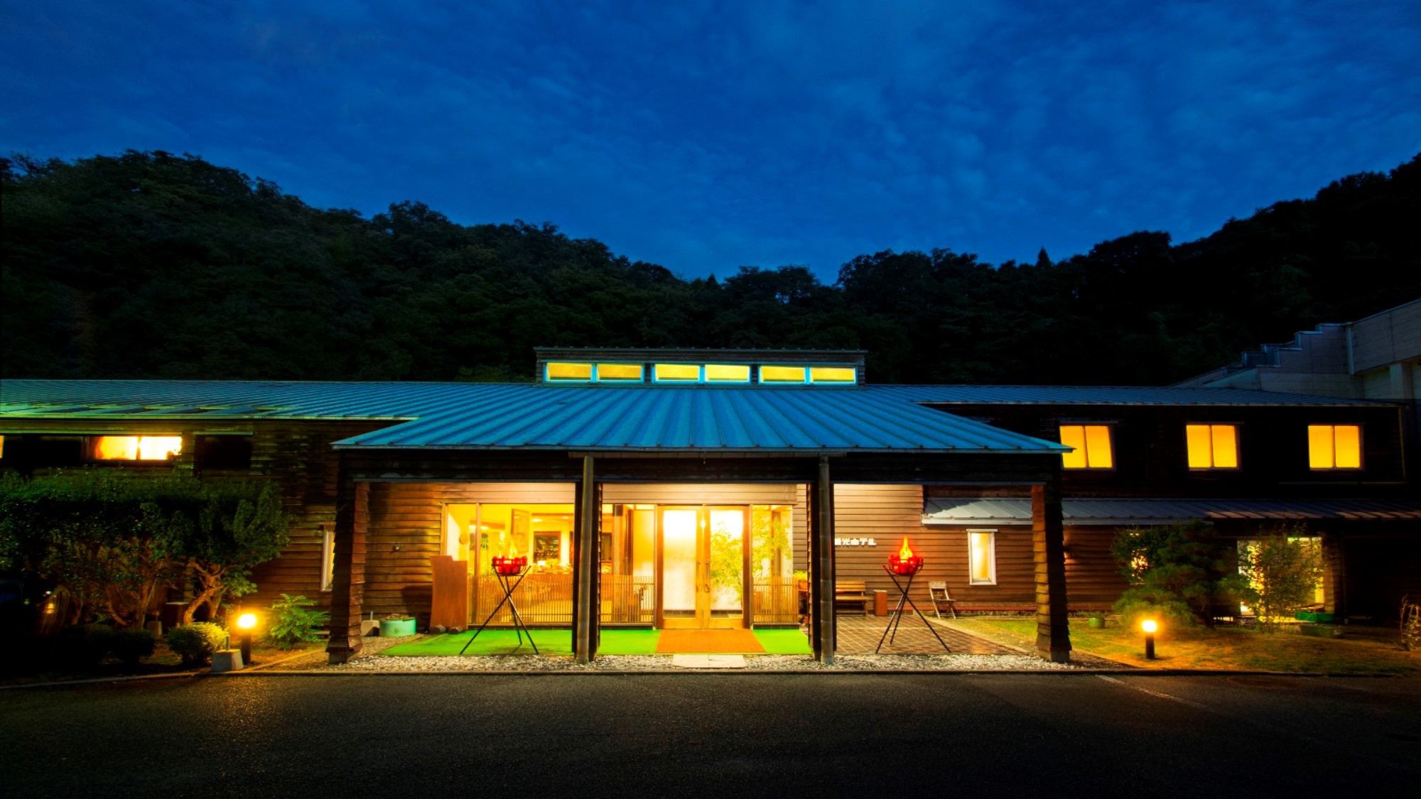 Mimata Onsen Kanagikanko Hotel Mimata Onsen Kanagikanko Hotel is conveniently located in the popular Hamada area. The property offers guests a range of services and amenities designed to provide comfort and convenience. Take advant