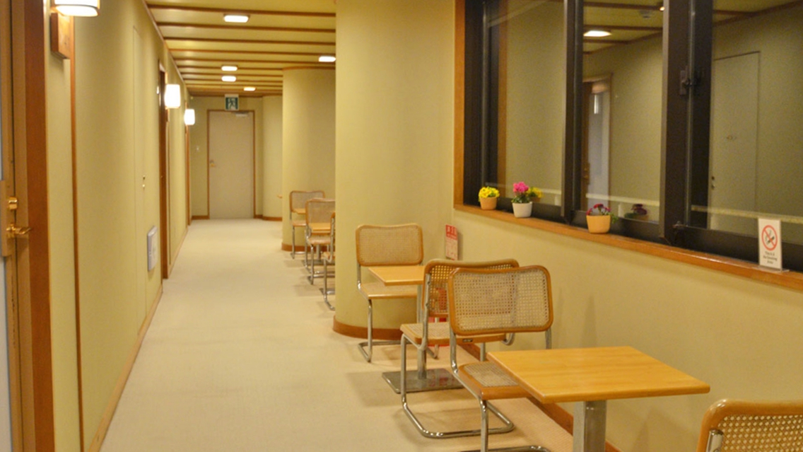 *【新館】廊下には談話用の椅子や机も。明日の予定を考えるのにぴったり！