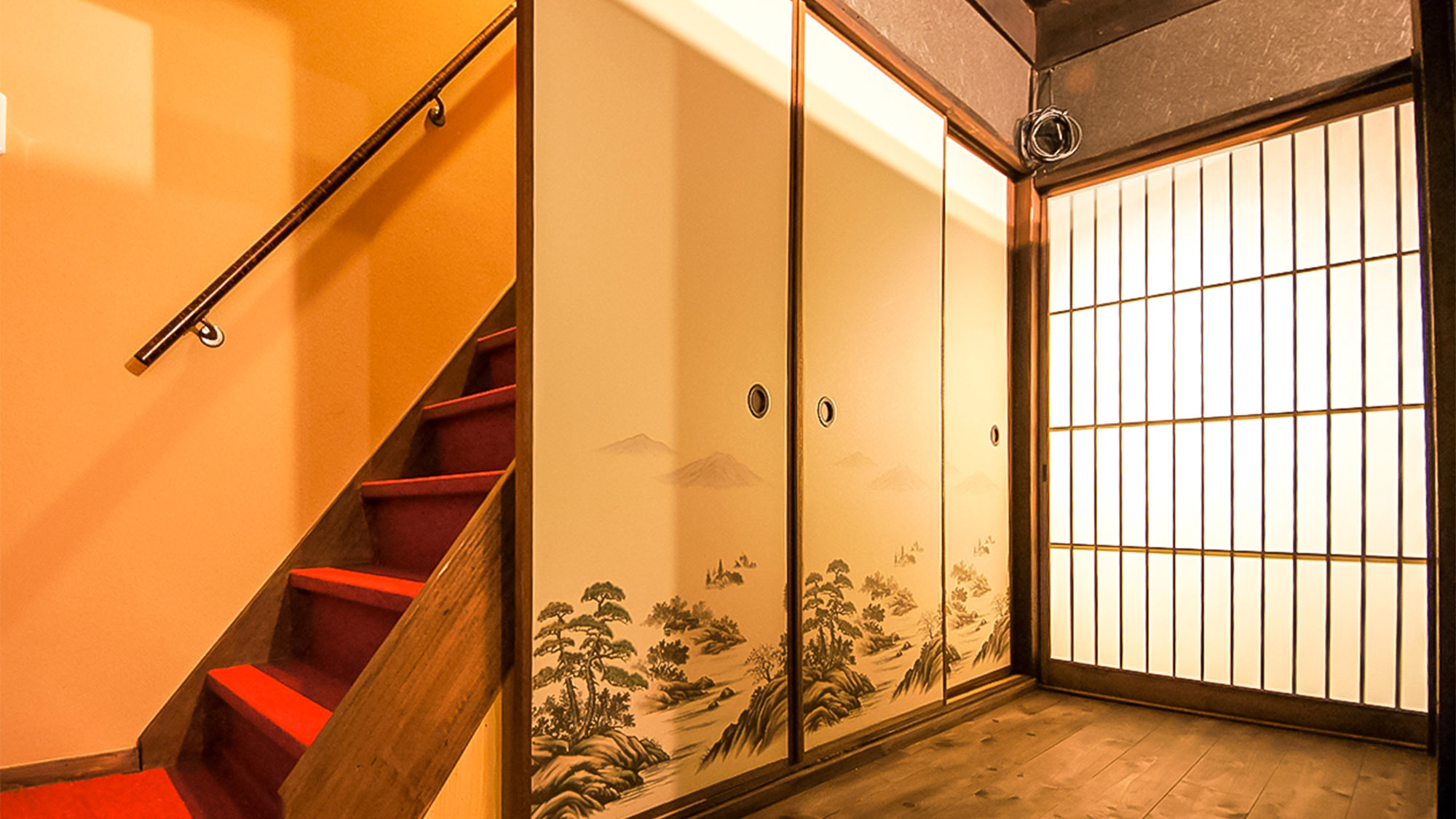 ・階段横には日本家屋らしい襖がございます