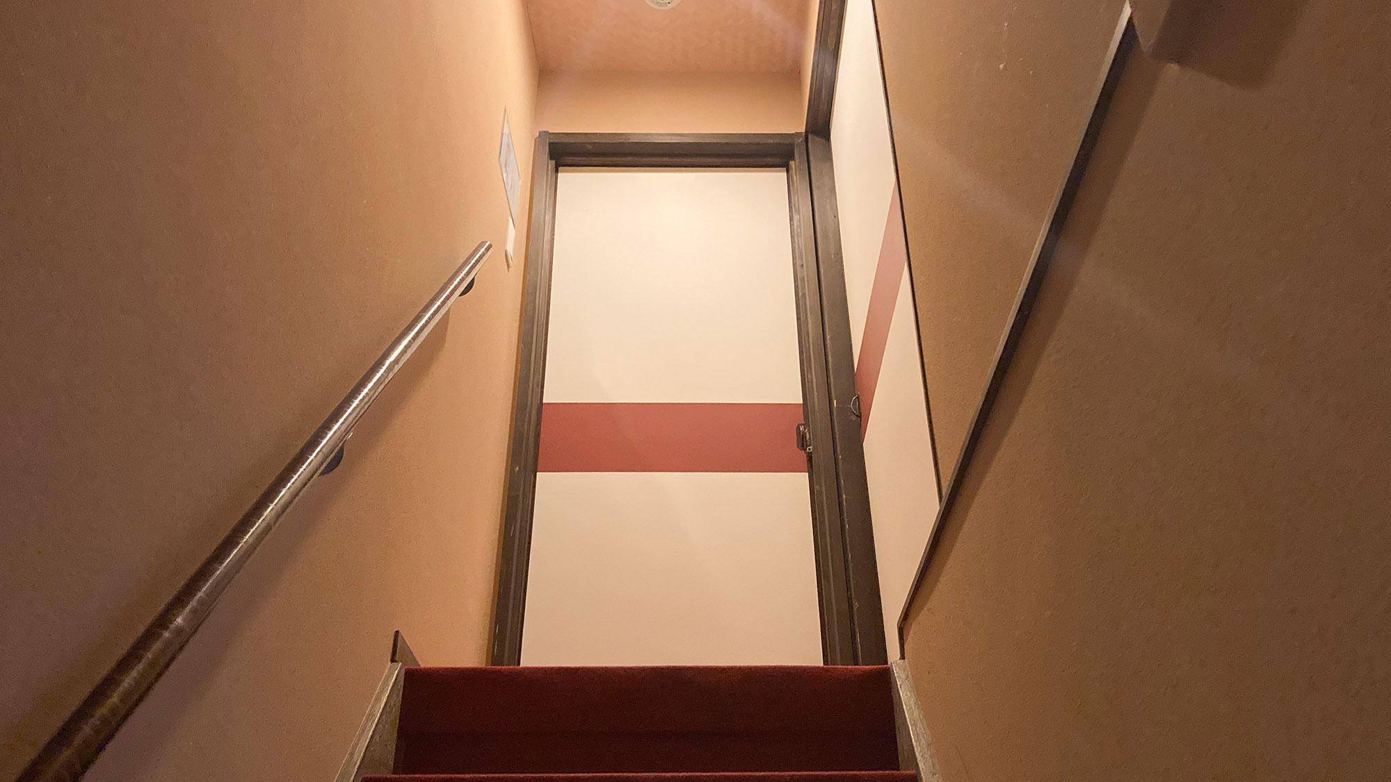 ・【2F階段】寝室は2階にございます。お客様の人数に応じてお布団をご用意致します