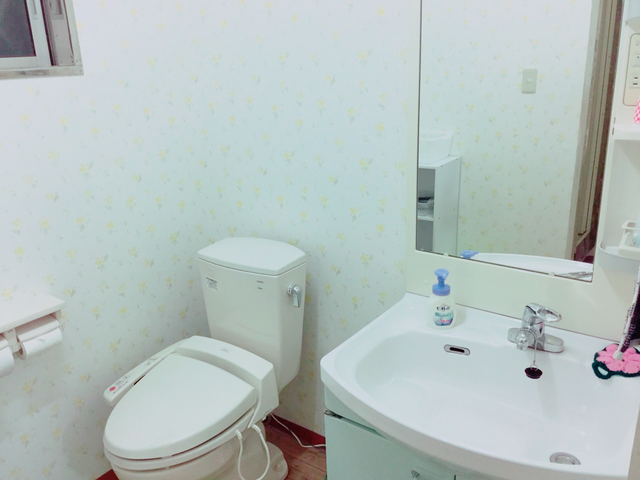 ツイン・ファミリールームのトイレと洗面台