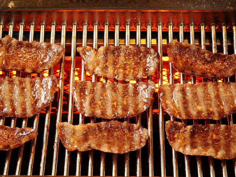 煙が出ない無煙ロースター！余分な脂分が落ちるのでお肉もヘルシーにお召し上がりいただけます。