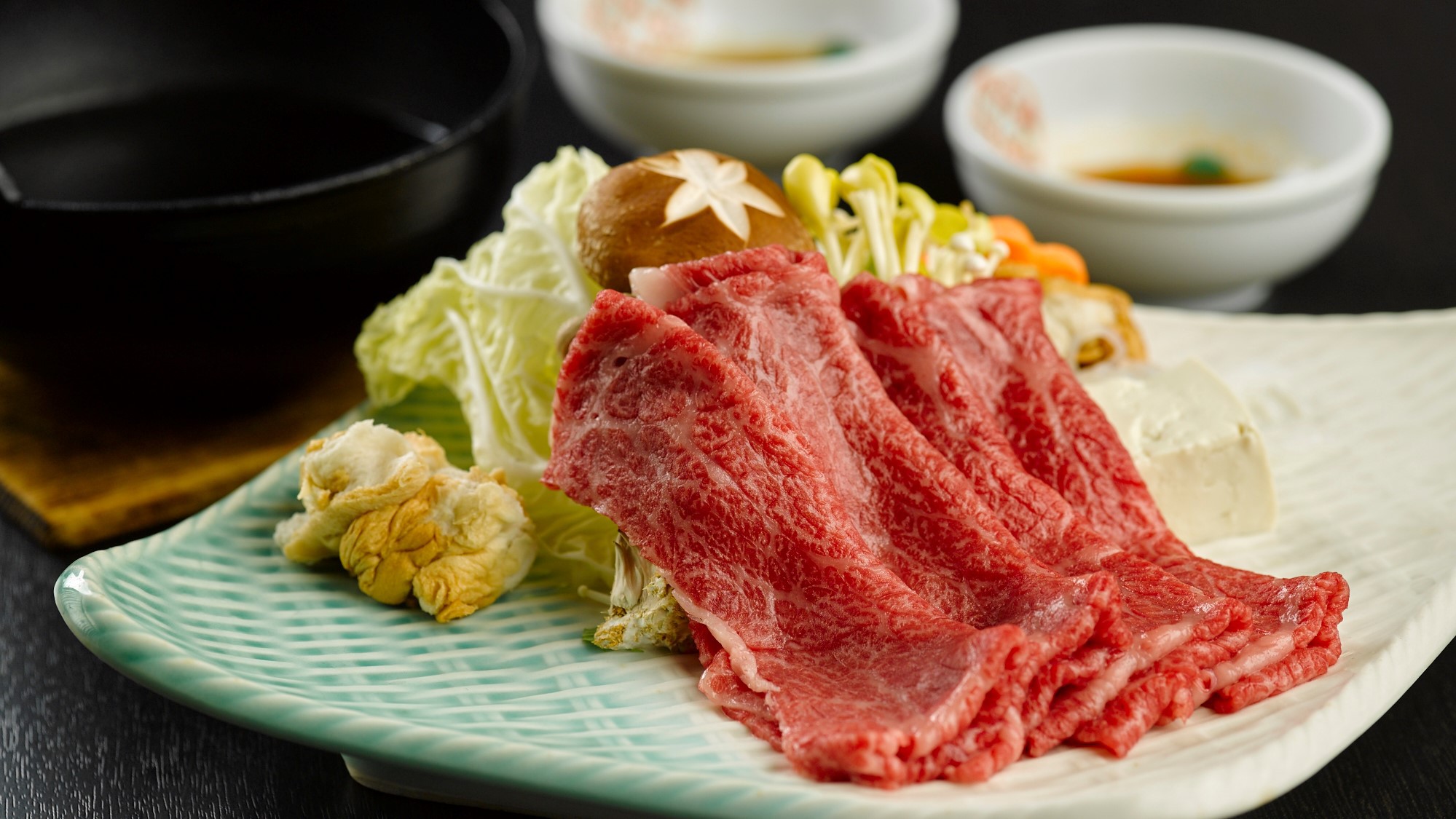 「米沢牛」日本三大和牛の一つ。きめ細やかな脂質が美しく牛肉本来の味わいと、とろけるような舌触りを堪能